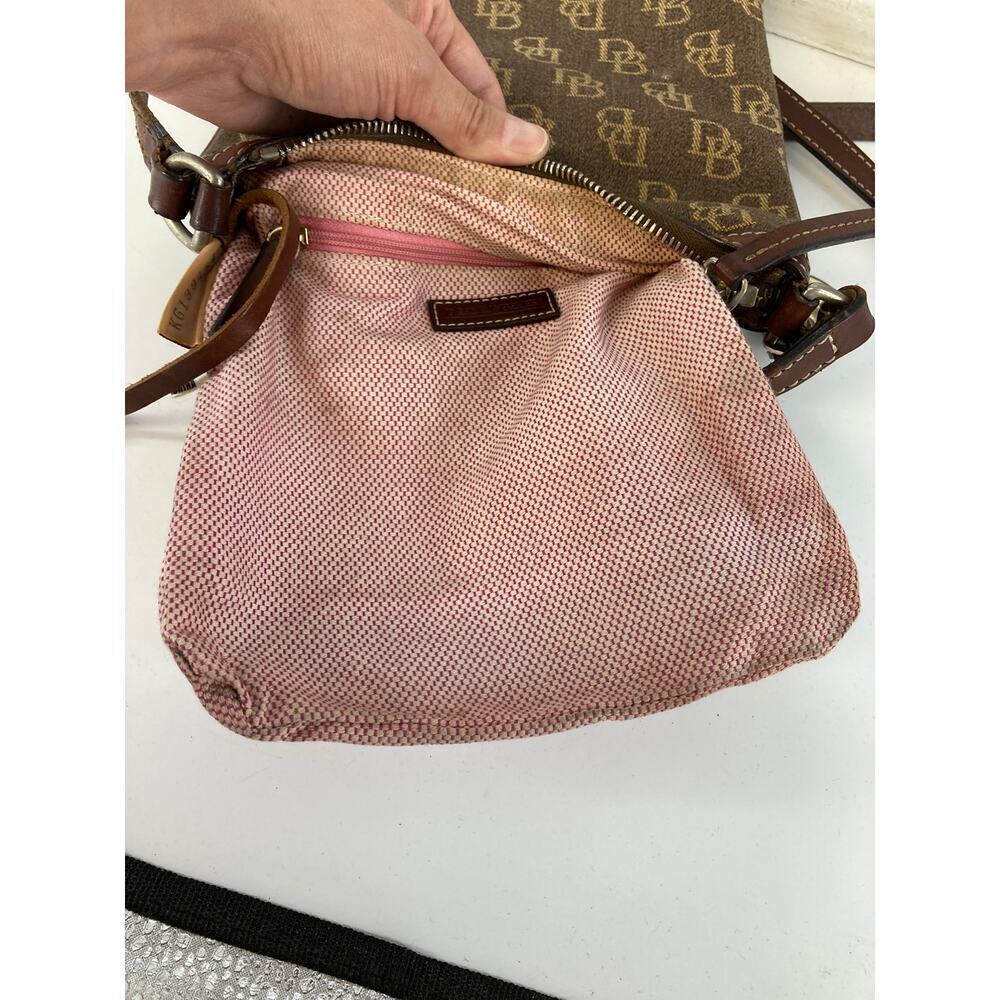 DOONEY & BOURKE, BROWN SIGNATURE CANVAS CROSSBODY BAG ASIS - Picture 12 of 16